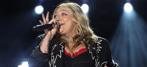 Ella king - Jan 26, 2023 · Elle King talks about her new album Come Get Your Wife, featuring Dierks Bentley and Miranda Lambert, and how country music is the most rock n’ roll ever. She also shares her personal stories, musical influences and fashion evolution. 
